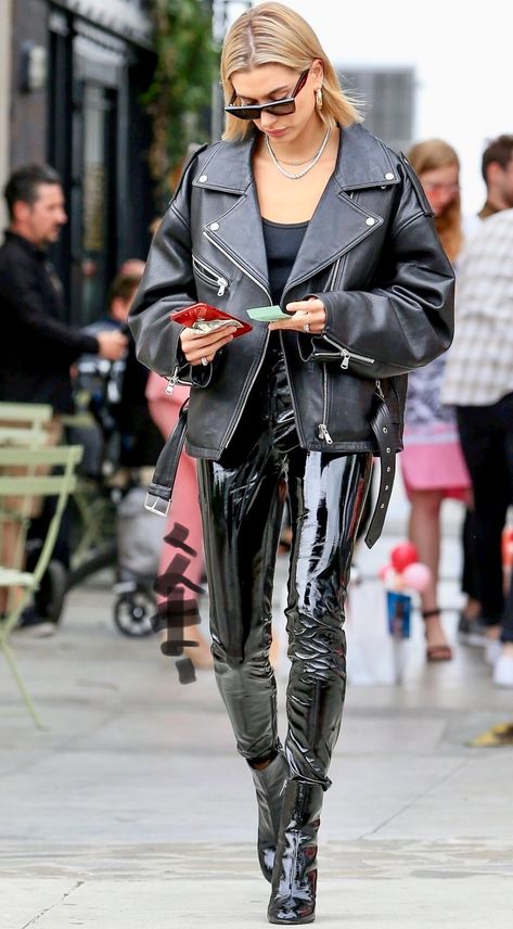 Vinyl Trousers Outfit, Vinyl Leggings Outfit, Concert Outfit Rock, Vinyl Trousers, Black Pants Outfit, Vinyl Fashion, Trousers Outfit, Hailey Bieber Style, Vinyl Leggings