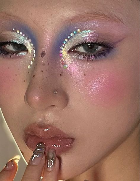 Arty Makeup Looks, Glam Makeup With Glitter, Bold Eye Shadow, Makeup Ideas Editorial, Prism Makeup, Uglyworldwide Makeup, Hard Eyeshadow Looks, Experimental Eye Makeup, Kim Petras Concert Outfit