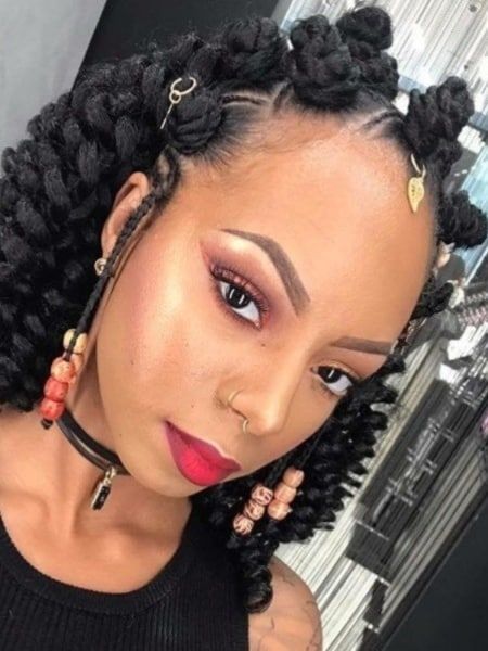 13 Bantu Knots Hairstyles That Are Trending ( 2021) - The Trend Spotter Bantu Knot Styles, Down Curly Hairstyles, Bantu Knot Hairstyles, Hair Knot, Bantu Knots, Looks Party, Braids For Short Hair, Hair Weave, Crochet Hair Styles