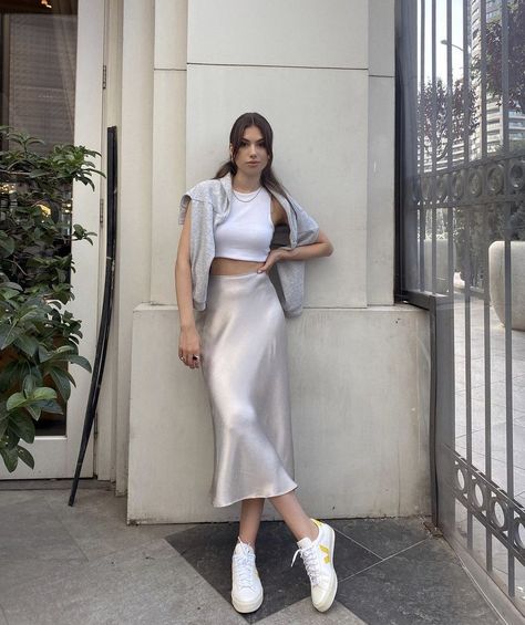 Silk Skirt Outfit, Satin Skirt Outfit, Mode Shoes, Long Skirt Outfits, Elegante Casual, Stylish Work Outfits, Skirt Outfit, Mode Inspo, Looks Chic