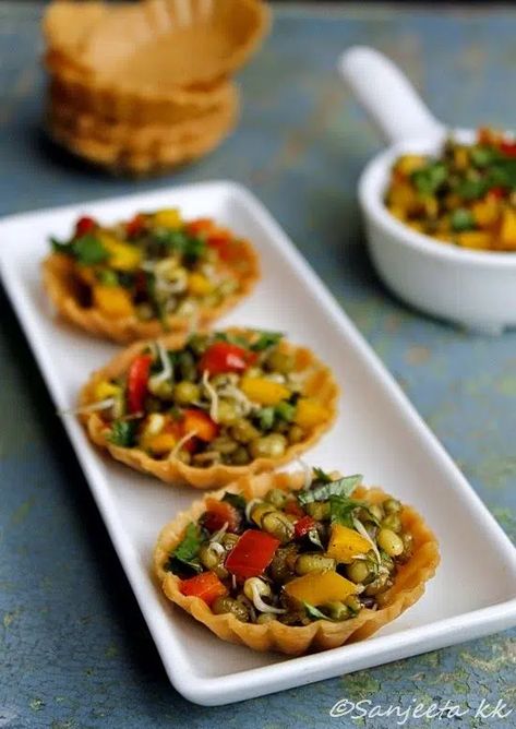 33+ Colorful Indian Party Food Platters To Do Essen, Canapés, Healthy Indian Appetizers, Non Fried Veg Starters, Healthy Starters Appetizers, Indian Party Food, Veg Starter Recipes, Veg Starters, Papdi Chaat