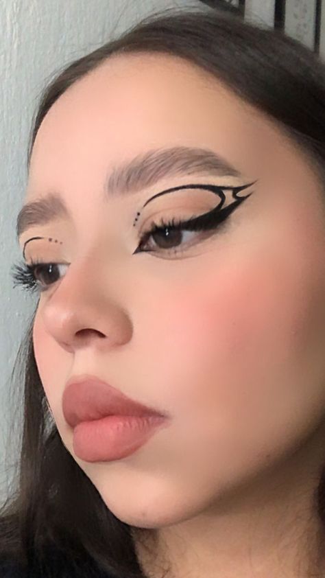 Makeup With Graphic Eyeliner, Graphics Liner Makeup, Cool Graphic Eyeliner Looks, Eye Makeup Graphic Liner, Makeup Ideas Graphic Liner, How To Do Graphic Eyeliner, Edgy Graphic Liner, Eyeliner Art Makeup, Black Graphic Eyeliner Hooded Eyes