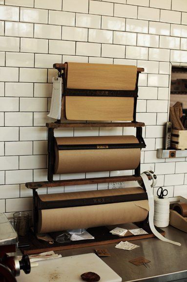 Papel kraft para envolver ramos The Woodsman, Gift Wrapping Station, Wrapping Station, Meat Shop, Cheese Shop, Butcher Shop, Retail Space, Shop Display, Brown Paper