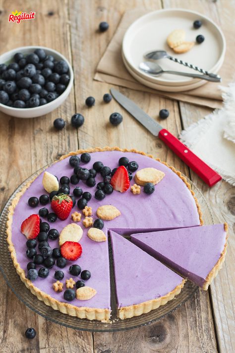 Pour la #fetedesperes on vous propose un dessert original et surprenant : notre version très tendance de la tarte aux myrtilles 😍 L’association des myrtilles et du fromage blanc lui donne son incroyable couleur ! Cette jolie tarte est idéale pour terminer le repas sur une touche fraîche et délicieuse  #tarte #myrtilles #dessert #pâtisserie #faitmaison #ideesrecettes #souriezregilait #laitconcentrésucré #fetedesperes #fetedespapas Tarte Fruit, Dessert Leger, Dessert Original, Honey Pie, Dessert Aux Fruits, Food Coloring, Easy Desserts, Cheese Board, Pastry