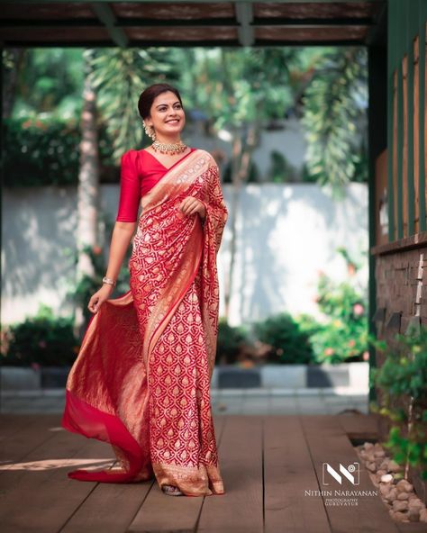 One Side Pallu Saree Poses, Silk Saree Photoshoot, Traditional Saree Poses Photoshoot Ideas At Home, Kanchivaram Saree, Model Photoshoot Poses, Saree Stills, Reception Saree, Wedding Stills, Saree Photos