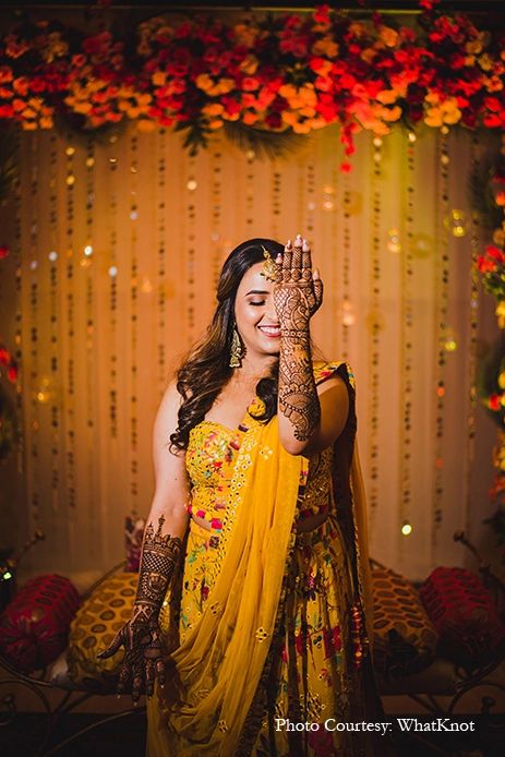 Mehandi Shoot Ideas, Bride Mehndi Photography, Simple Mehandi Outfits Brides, Mendi Photo Poses, Mehendi Pose Bride, Mehendi Pic Ideas, Mehendi Photoshoot Ideas, Pose For Mehndi Function, Mehndi Bridal Poses