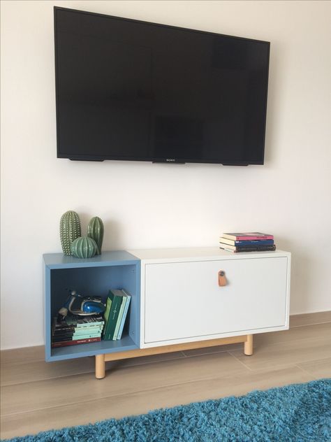 Eket Ikea hack console TV. Interessante l'uso di 1 solo piede, da un nuovo look al mobile. Eket Tv Unit, Eket Ikea Tv, Eket Tv Wall, Eket Tv, Eket Ikea, Ikea Eket, Ikea Tv, Swivel Tv Stand, Console Tv