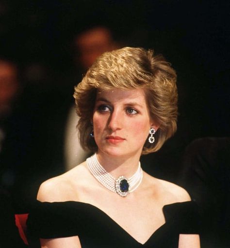 See Princess Diana's Most Iconic Beauty Looks Sapphire Choker, Diamond And Pearl Necklace, Princess Diana Wedding, Prins William, Prinz Charles, Diana Wedding, Princess Diana Fashion, Prins Harry, Princess Diana Family