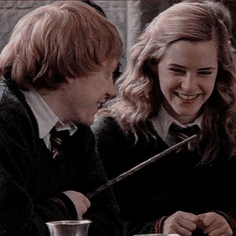 movie: harry potter series / characters: ron & hermione (ronmione) / actors: emma watson & rupert grint Hermione