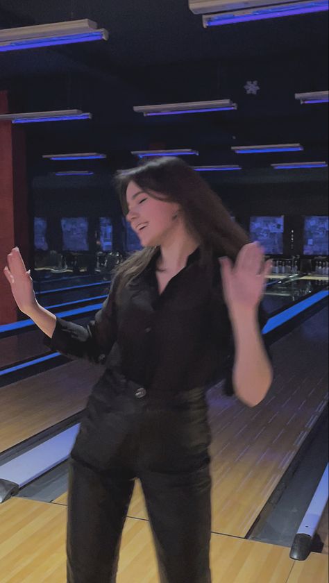 Bowling Outfit Winter, Bowling Fits, Cute Bowling Outfit, Bowling Alley Outfit, Bowling Outfit Aesthetic, Bowling Date Outfit, Bowling Outfit Ideas, Bowling Aesthetic, Girls Bowling