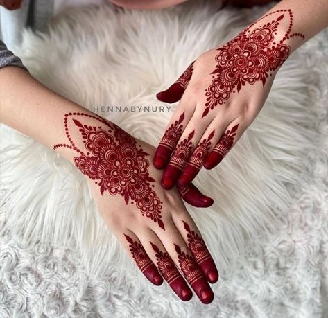 Inai Pengantin Simple Merah, Henna Merah Pengantin, Henna Wedding Maroon, Red Mehndi Designs, Henna Art Wedding, Hena Pengantin, Red Mehendi, Red Henna Designs, Finger Mehndi Design Simple