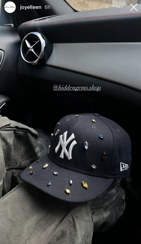 New Era Hats Outfit, Custom New Era Hats, New Era Yankees, Custom Fitted Hats, Estilo Cholo, Custom Caps, Denim On Denim, Girly Accessories, New Era Cap