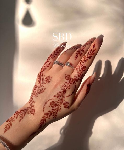 London Henna Artist (@sbd.designs) • Instagram photos and videos Simple Henna Designs Hand, Henna Styles, Cute Henna Designs, Jagua Henna, Henna Designs Wrist, Arabic Henna Designs, Floral Henna Designs, Finger Henna Designs, Henna Ideas