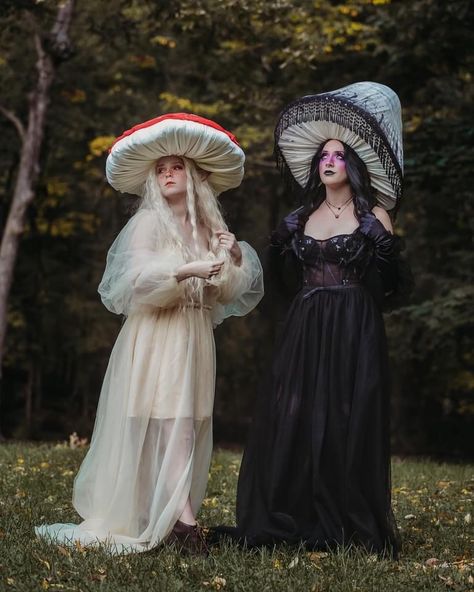 Fae Costume Halloween, Gothic Mushroom Costume, Forest Witch Costume Diy, Dark Mushroom Costume, Black Mushroom Costume, Mushroom Maiden, Mushroom Photoshoot, Mushroom Costume Women, Mushroom Fairy Costume