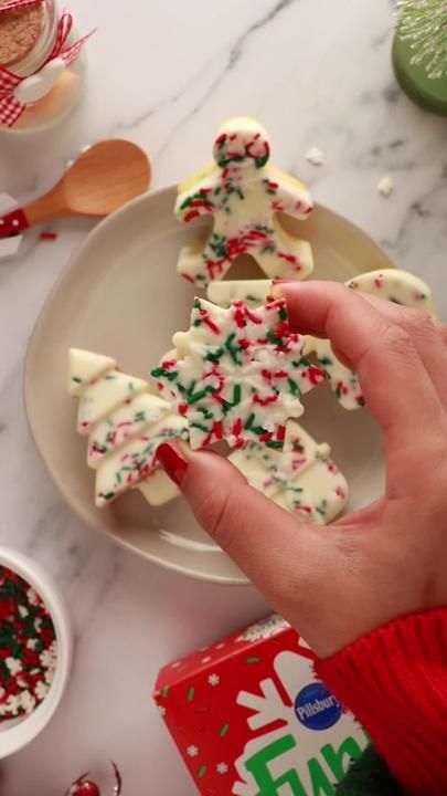 Melt White Chocolate Chips, Silicone Molds Recipes, Christmas Baking Cookies, Cupcake Mix, Holiday Cake, Holiday Sprinkles, Melting White Chocolate, Cake Molds, Melted Chocolate