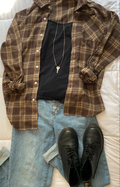 Brown Checked Shirt Outfit, Coder Outfit, Brown Shirt Fall Outfits, Brown Flannel Shirt Outfit, Brown Plaid Button Up Outfit, Brown Flannel Outfit Women, Brown Flannel Outfit Aesthetic, Outfits With Brown Flannel, Brown Button Up Shirt Outfit Aesthetic