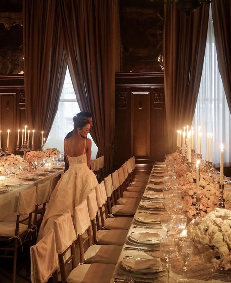 Okd Money Wedding, Old Money Wedding Decor, Old House Wedding, Castle Wedding Reception, Boujee Wedding, Old Money Wedding Aesthetic, Luxury Wedding Aesthetic, Classic Traditional Wedding, Classic Wedding Aesthetic