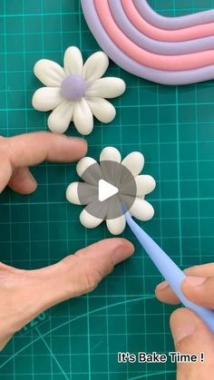 Fondant Daisy Cake, Sugarcraft Flowers, Fondant Rainbow, Fondant Flower Tutorial, 7 Cake, Flower Toy, Pretty Rainbow, Buttercream Flower Cake, Birthday Cake With Flowers