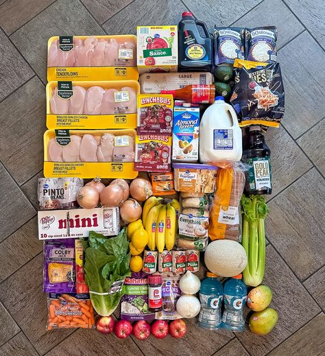 🛒 WEEKLY GROCERY HAUL + MEAL PLAN 🛒 Hey, I’m Alli! Every week I share what I buy at the grocery store that feeds my family of 4 for the week. This trip covers all meals and snacks for the next 7 days (we will eat one dinner out for my bday) My kids are 13 and 10 and we live in San Diego. For the first time in 10 weeks, I was over budget coming in at $161.62. But, I was only about $10 over and this was because I grabbed a few unplanned things for my daughter who is home sick today. My free... Grocery Store Snacks, Groceries Aesthetic, Healthy Grocery Haul, Healthy Grocery Shopping, Easy College Meals, Grocery Supermarket, Weekly Grocery, Food Motivation, Survival Items