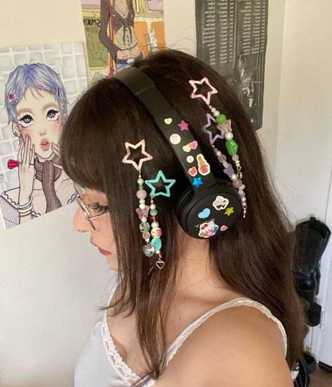 Cute Hairclip Aesthetic, Cute Hair Clips Hairstyles, Hair Jewelry Braids, Hair Keychain, Hair Stars, Clips In Hair, Y2k Accessories, Peinados Fáciles Para Cabello Corto, Aesthetic Hair