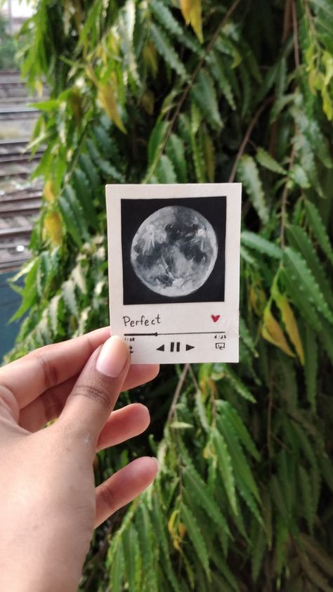 Polaroid Painting For Boyfriend, Polaroid Doodle Drawings, Moon Polaroid Painting, Polaroid Frame Painting, Simple Polaroid Painting, Polaroid Pictures Painting, Polaroid Picture Painting, Song Cards Aesthetic Drawing, Aesthetic Polaroid Pictures To Print