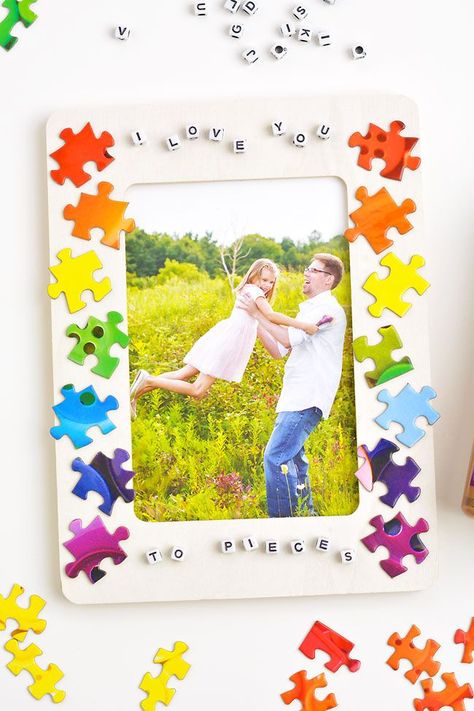 Use letter beads and puzzle pieces to decorate this I love you to pieces DIY picture frame! Kids of all ages can make this easy and low mess craft. It's such a fun homemade gift for Dad, Mom, or Grandparents on Father's Day, Mother's Day, Valentine's Day, birthdays, or any other special occasion! Mother's Day Picture Frames For Kids, Homemade Picture Frames, Ducks Art, Homemade Gifts For Dad, Fun Homemade Gifts, Kids Picture Frames, Weekly Themes, Fathers Day Pictures, Making Picture Frames