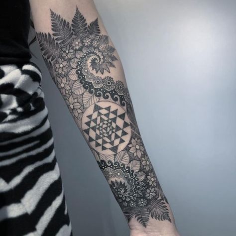 Sacred Geometry Dotwork, Sacred Geometry Hip Tattoo, Fractal Tattoo Sleeve, Sacred Geometry Tattoo Ideas, Feminine Sacred Geometry Tattoo, Fractal Tattoo Sacred Geometry, Ancient Geometry Tattoo, Cymatics Tattoo, Sacred Geometry Neck Tattoo