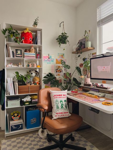 Computer Studio Room, Indie Office Decor, Eclectic Cubicle Decor, Midcentury Modern Desk Setup, Cozy Study Space Aesthetic, Fun Room Decor Ideas, Tiny Room Decor Ideas, Cute Desk Setups, Computer Room Aesthetic