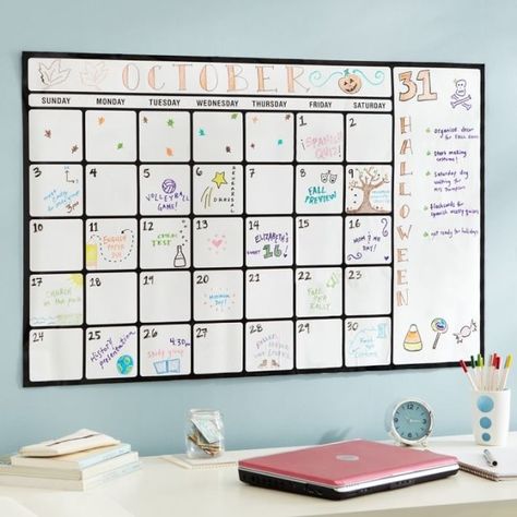 A dry-erase calendar decal that you can easily remove and reposition (if you feel the urge). | Awesome And Inexpensive Things You Need For Your Home Aesthetic Whiteboard Calendar, Bedroom Whiteboard Ideas, Cute Whiteboard Ideas Bedroom, Aesthetic Whiteboard Ideas, Calendar Ideas Design, Whiteboard Calendar Ideas, College Chic, Calendar Decal, Dorm Diy