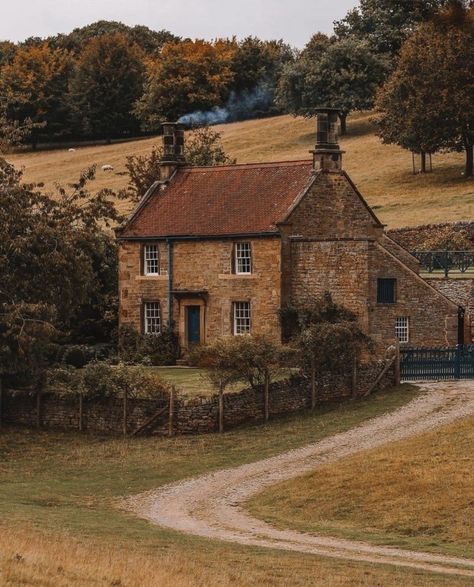 English Cottage Exterior, Old English Cottage, Scottish Cottages, English Country Cottage, Countryside Cottage, Cottage Aesthetic, Casa Country, Cottage Exterior, English Cottage Style