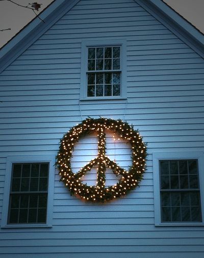 I really, really, REALLY want this for our house...Maybe I can make it. :D Peace Sign Art, Boho Christmas, Peace On Earth, Christmas Love, Christmas Joy, Peace Sign, Xmas Decorations, Christmas Cheer, Merry And Bright