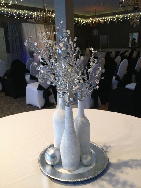 New Years Eve Centerpiece Ideas, Nye Party Decorations, New Years Eve Party Ideas Decorations, Paint Bottles, Silver Things, Wine Bottle Centerpieces, New Years Eve Wedding, Silver Centerpiece, Bottle Centerpieces