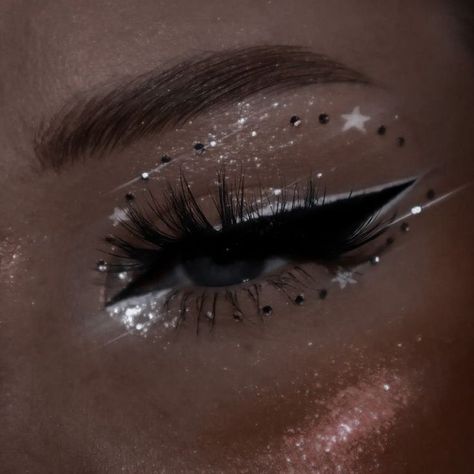 Lolla Makeup, Black Sparkly Makeup, Nasa Makeup, Sliver Makeup, Maquillage Yeux Cut Crease, Sparkle Makeup, Angel Makeup, Silver Makeup, Sparkly Makeup