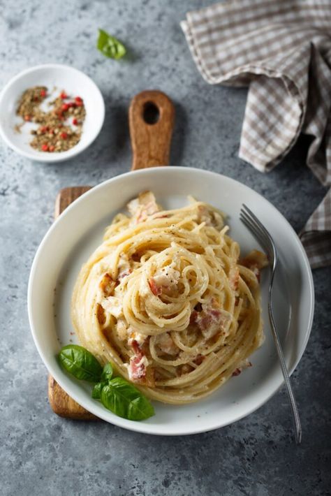 Delia Smith Carbonara Pasta Chicken Alfredo, Chicken Alfredo Spaghetti, Alfredo Spaghetti, Italian Pasta Sauce, Delia Smith, Chicken Alfredo Pasta, Pecorino Romano, Carbonara Recipe, Carbonara Pasta