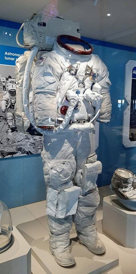 Gene Cernan's Apollo 17 moon suit on display at the Kennedy Space Center. Nasa Suit, Nasa Space Pictures, Eva Suit, Nasa Space Suit, Space Suits, Apollo Program, Nasa Photos, Nasa Apollo, Nasa Missions