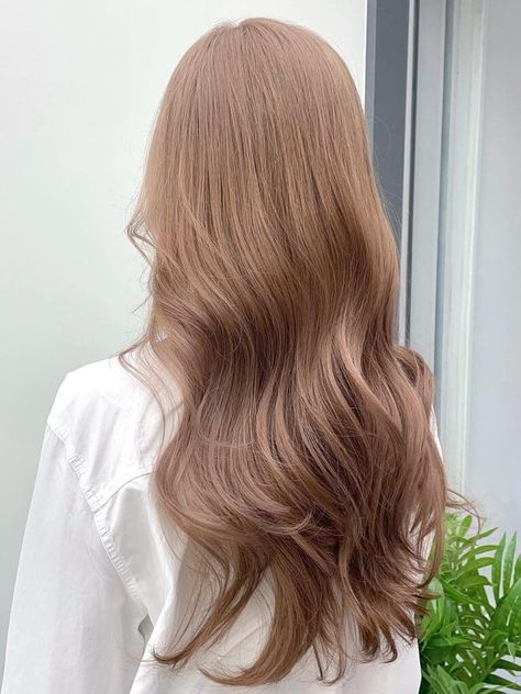 Korean hair color idea: milk beige Hair Color 2023 Trends Korea, Popular Asian Hair Color, Korean Hair Colour Ideas, Popular Korean Hair Color, Almond Color Hair, Asian Golden Brown Hair, Korean Hair Trends 2023, Hair Colour Ideas For Asian, Milky Tea Brown Hair Color