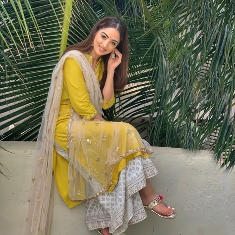 Sandeepa Dhar, Wedding Ootd, Desi Vibes, Sarees Wedding, Traditional Indian Dress, Casual Indian Fashion, Salwar Kamiz, Indian Photoshoot, Traditional Indian Outfits