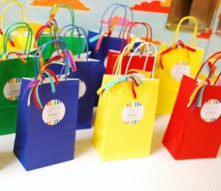 Lootbags Ideas Diy, Lootbags Ideas Birthday Parties, Birthday Giveaways For Kids, Goodie Bag Ideas For Kids, Diy Party Bags, Rainbow Party Favors, Return Gifts For Kids, Birthday Party Goodie Bags, Rainbow Themed Birthday Party