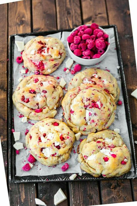 Dessert Recipes Lactose Free, Spring Sweets Ideas, Cheap Delicious Desserts, Work Birthday Ideas Food, Fancy Baked Goods, Summer Baking Recipes Desserts, White Chocolate Raspberry Cookies, Chocolate Raspberry Cookies, Raspberry White Chocolate Cookies