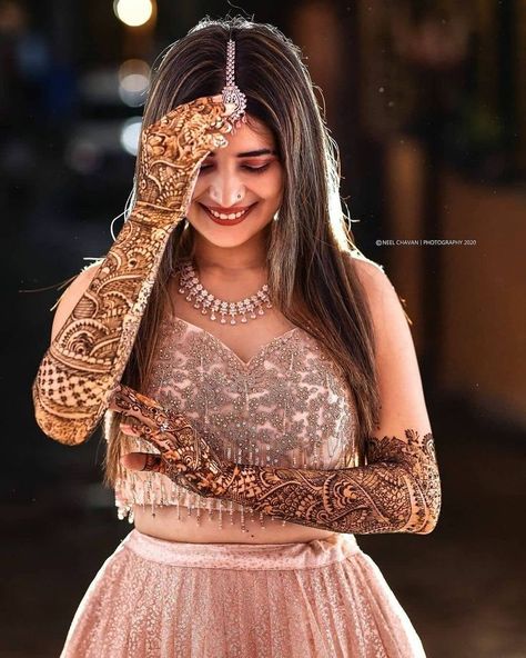 Dulhan Mehndi Engagement Bride Photos, Mehndi Poses For Bride With Friends, Mehendi Poses For Bride, Mehandi Poses, Mehandi Photo, Mehendi Photography Bridal, Mehendi Poses, Mehndi Poses, Mehendi Photoshoot