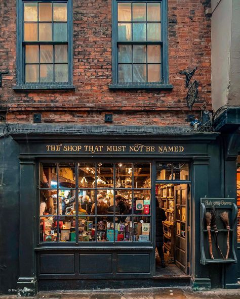 Street Evolution on Twitter: "𝐓𝐡𝐞 𝐔𝐫𝐛𝐚𝐧𝐭𝐞𝐥𝐥𝐞𝐫: Don’t say his name... https://t.co/SOhnf5qfTO" / Twitter Victorian Street, Bookstore Design, York England, Bookstore Cafe, Book Shops, Storefront Design, Dream Library, Uk Trip, Books And Coffee