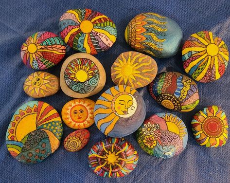 Sun On Rock Painting, Boho Painted Rocks Ideas, Sunrise Rock Painting, Simple Rock Designs, Hippy Painted Rocks, Sun And Moon Rock Painting, Painted Rocks Sun, Colorful Rock Painting, Retro Rock Painting