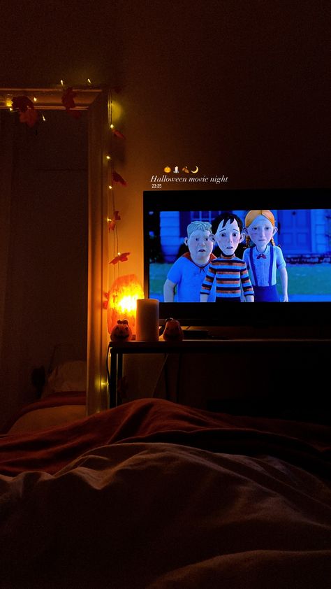 Halloween Movie Night Friends, Bedroom Movie Night Aesthetic, Halloween Cozy Night, Cosy Movie Night Aesthetic, Halloween Aesthetic Movie Night, Watching Halloween Movie Aesthetic, Halloween Aesthetic Movies, Movie Posters Scary, Horror Movie Night Aesthetic