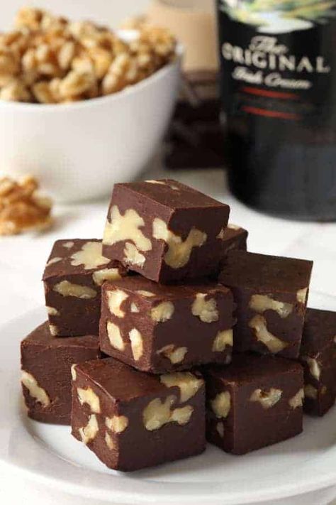 Irish Sweets, Irish Cream Fudge, Irish Dessert, Alcohol Desserts, Irish Dessert Recipes, Baileys Fudge, Homemade Bars, Irish Desserts, Cream Fudge