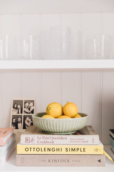 Cook Book Styling, Bowl Of Lemons Decor, Fruit Bowl Kitchen Display, Kitchen Bowl Decor, Lemon Bowl Decor, Kitchen Counter Vignettes, Kitchen Corner Styling, Fruit Bowl In Kitchen, White Kitchen Styling