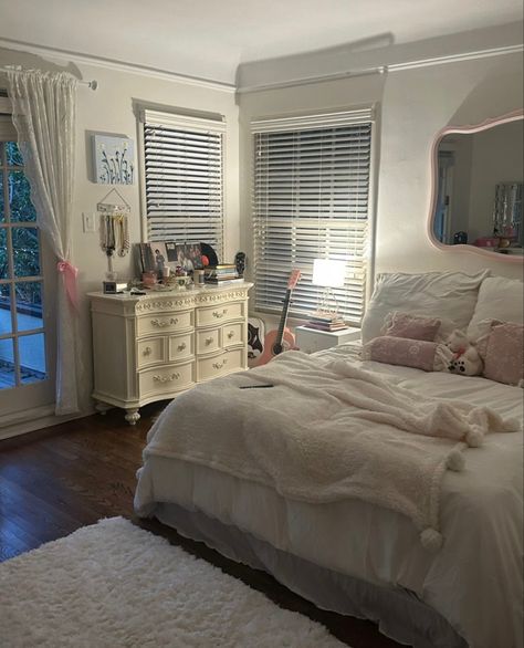 Farmhouse Bedroom Design, Modern Bedroom Wardrobe, Pink Baddie, Bilik Idaman, Room Organization Bedroom, Bedroom Cupboard, Bedroom Cupboard Designs, Room Redesign, Pinterest Room Decor