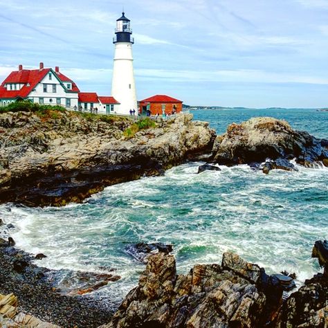 New England - Lighthouses in Maine - Portland Head Light Lighthouse In Maine, Lighthouses In Maine, Maine Portland, New England Lighthouses, Portland Head Light, Maine Lighthouses, New England Road Trip, New England States, Lighthouse Painting