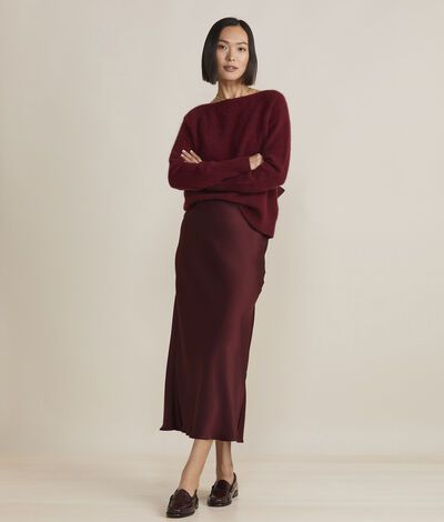 With an easy elastic waist, tons of color options and gorgeous silky fabric, the styling options are endless with this summer-to-fall essential. Slip Skirt Outfit Winter, Pink Silk Skirt Outfit, Maroon Skirt Outfit, Silk Midi Skirt Outfit, Slip Dress Outfit Winter, Classy Feminine Style, Midi Skirt Outfits Summer, Slip Skirt Outfit, Silk Skirt Outfit