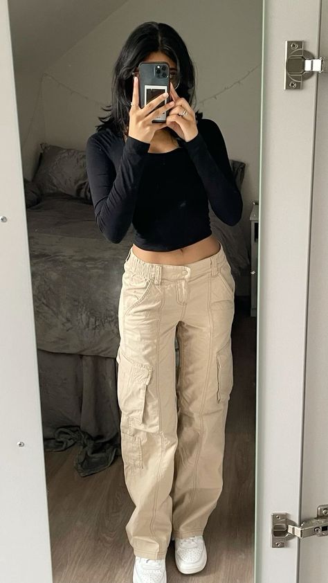 Beige Cargo Pants With Black Top, Tan Cargo Jeans Outfit, Tan Cargo Pants Outfit Aesthetic, Beige Cargos Outfits Women, Light Tan Cargo Pants Outfit, Black Top Beige Pants Outfit, Beige Cargos Outfits Winter, Cream Cargo Pant Outfit Women, Beige Cargo Outfits Women