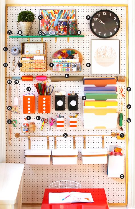 pegboard2 Diy Wall Organization, Pegboard Playroom Ideas, Diy Peg Board Ideas, Peg Board Art Supplies, Peg Board Kids Room, Wall Storage Office, Craft Pegboard, Crafts Station, Pegboard Shelves